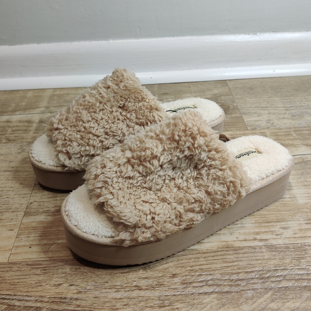 Dearfoams Tan Fuzzy Slide Slippers